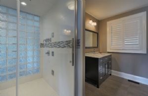 House Bathroom - Country homes for sale and luxury real estate including horse farms and property in the Caledon and King City areas near Toronto