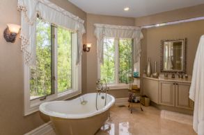 5-Piece Master En-suite - Country homes for sale and luxury real estate including horse farms and property in the Caledon and King City areas near Toronto