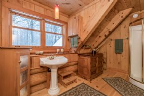 En Suite Bathroom - Country homes for sale and luxury real estate including horse farms and property in the Caledon and King City areas near Toronto