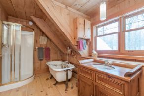 Master En Suite Bathroom - Country homes for sale and luxury real estate including horse farms and property in the Caledon and King City areas near Toronto