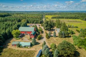2 houses, workshop & barn - Country homes for sale and luxury real estate including horse farms and property in the Caledon and King City areas near Toronto