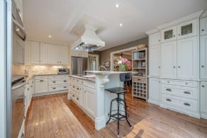 Eat-in kitchen - Country homes for sale and luxury real estate including horse farms and property in the Caledon and King City areas near Toronto
