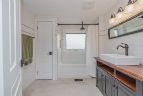 Bathroom 2 with heated floors - Country homes for sale and luxury real estate including horse farms and property in the Caledon and King City areas near Toronto
