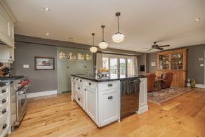 Kitchen centre island - Country homes for sale and luxury real estate including horse farms and property in the Caledon and King City areas near Toronto