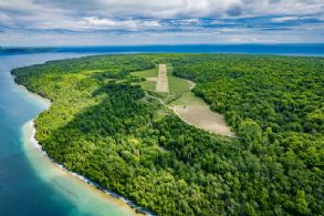 650 m airstrip - Country homes for sale and luxury real estate including horse farms and property in the Caledon and King City areas near Toronto