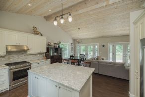 Kitchen Centre Island with Vaulted Ceiling - Country homes for sale and luxury real estate including horse farms and property in the Caledon and King City areas near Toronto