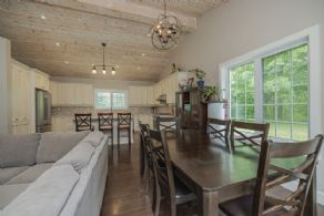 Kitchen Centre Island with Vaulted Ceiling - Country homes for sale and luxury real estate including horse farms and property in the Caledon and King City areas near Toronto