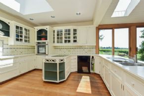 Sun-filled English Country Kitchen - Country homes for sale and luxury real estate including horse farms and property in the Caledon and King City areas near Toronto