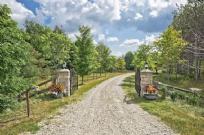 Stone Bungalow Airport Road, Mono, Ontario - Country homes for sale and luxury real estate including horse farms and property in the Caledon and King City areas near Toronto