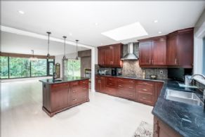 Kitchen and dining area - Country homes for sale and luxury real estate including horse farms and property in the Caledon and King City areas near Toronto