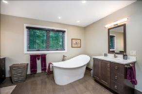 Master bathroom - Country homes for sale and luxury real estate including horse farms and property in the Caledon and King City areas near Toronto