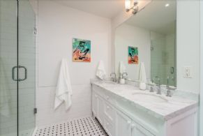 En suite bathroom - Country homes for sale and luxury real estate including horse farms and property in the Caledon and King City areas near Toronto