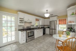 Eat-in Kitchen - Country homes for sale and luxury real estate including horse farms and property in the Caledon and King City areas near Toronto