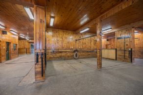 Grooming Stalls - Country homes for sale and luxury real estate including horse farms and property in the Caledon and King City areas near Toronto
