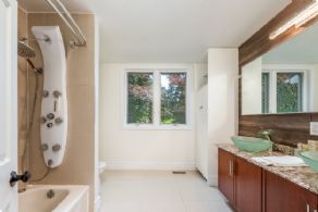 5-piece Bathroom - Country homes for sale and luxury real estate including horse farms and property in the Caledon and King City areas near Toronto