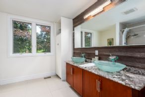 5-piece Bathroom - Country homes for sale and luxury real estate including horse farms and property in the Caledon and King City areas near Toronto
