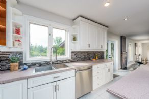 Kitchen Overlooks Back Yard - Country homes for sale and luxury real estate including horse farms and property in the Caledon and King City areas near Toronto