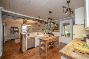 Country Kitchen - Country homes for sale and luxury real estate including horse farms and property in the Caledon and King City areas near Toronto
