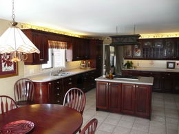 Kitchen - Kitchen with centre island & eating area - Country homes for sale and luxury real estate including horse farms and property in the Caledon and King City areas near Toronto